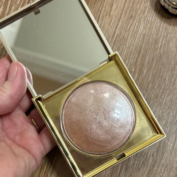 Stila KITTEN Highlighter in Gold compact with mirror - Picture 5 of 7